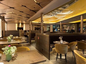 2 restaurantes; se sirve desayuno, almuerzo, cena y brunch