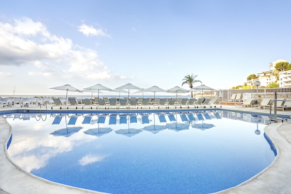 Seasonal outdoor pool, sun loungers
