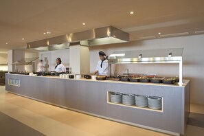 3 restaurants, dinner served, international cuisine