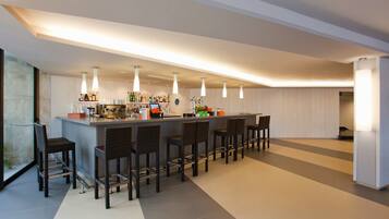 2 bares, bar junto a la piscina y bar en la playa