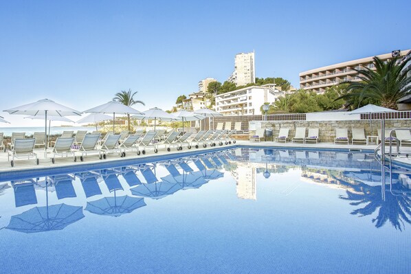 Piscine extérieure, chaises longues