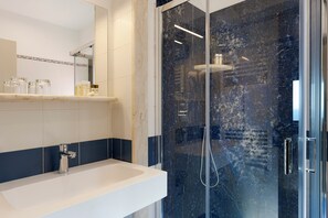 Douche, articles de toilette de luxe, sèche-cheveux, serviettes fournies