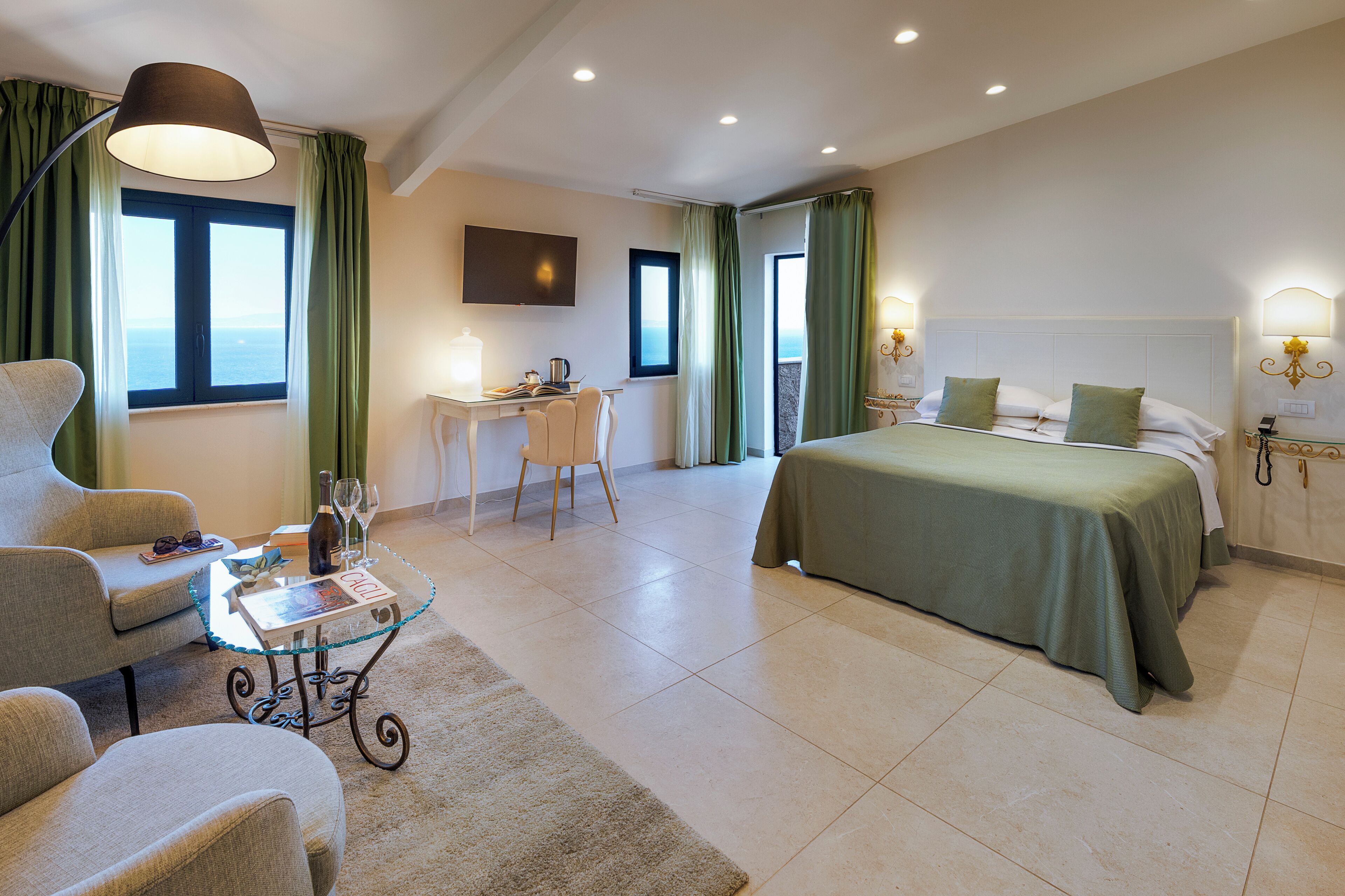 Suite estudio junior, 1 cama de matrimonio, terraza, vistas al mar (Mansarda) | Colchones Select Comfort, caja fuerte, escritorio y cortinas opacas