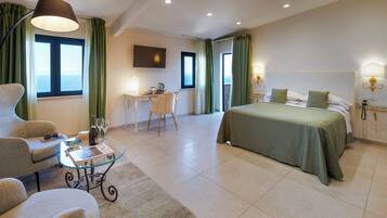 Suite estudio junior, 1 cama de matrimonio, terraza, vistas al mar (Mansarda) | Colchones Select Comfort, caja fuerte, escritorio y cortinas opacas