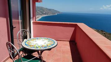 Junior studio suite, 1 queensize bed, terras, uitzicht op zee (Mansarda) | Select Comfort-bedden, een kluis op de kamer, een bureau