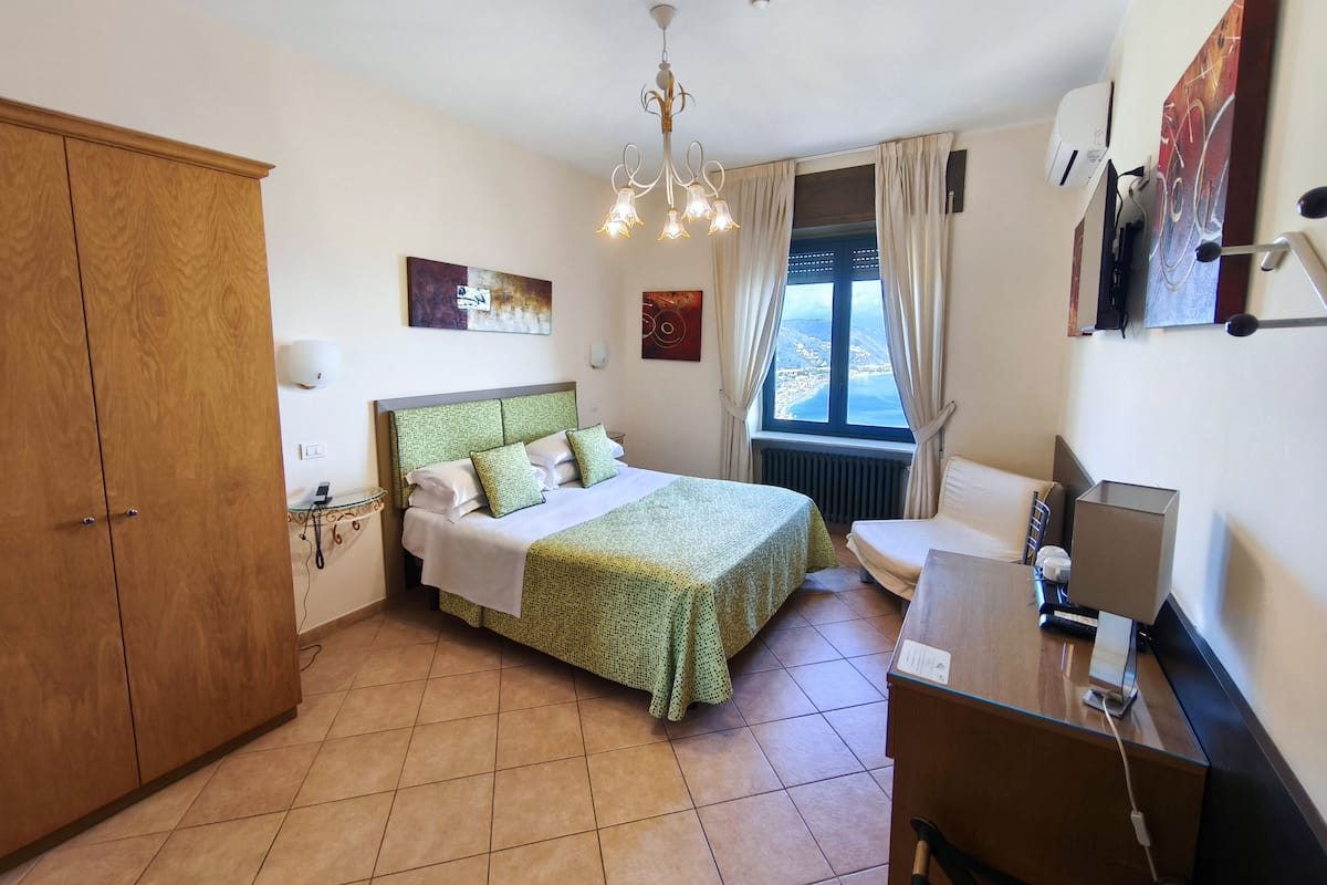 Senger med Select Comfort-madrass, safe på rommet og skrivebord