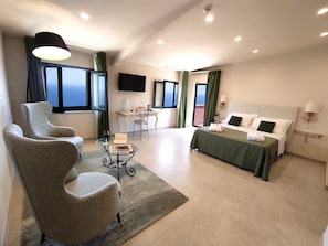 Junior-studiosviitti, 1 keskisuuri parisänky, terassi, merinäköala (Mansarda) | Select Comfort -patjalliset sängyt, tallelokero huoneessa, työpöytä