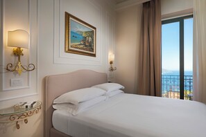 Chambre Double Supérieure, balcon, vue mer | Matelas Select Comfort, coffres-forts dans les chambres, bureau