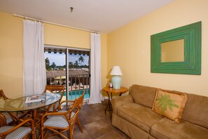 Suite (Bedroom) | Individuelt dekorert, skrivebord, blendingsgardiner og strykejern/-brett