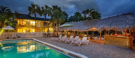 Piscine extérieure, parasols de plage, chaises longues