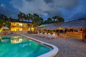 Outdoor pool, pool umbrellas, sun loungers - Naples Garden Inn (Naples)