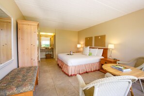 Standard Room, 1 King Bed | Individually decorated, desk, blackout drapes, iron/ironing board - Naples Garden Inn (Naples)