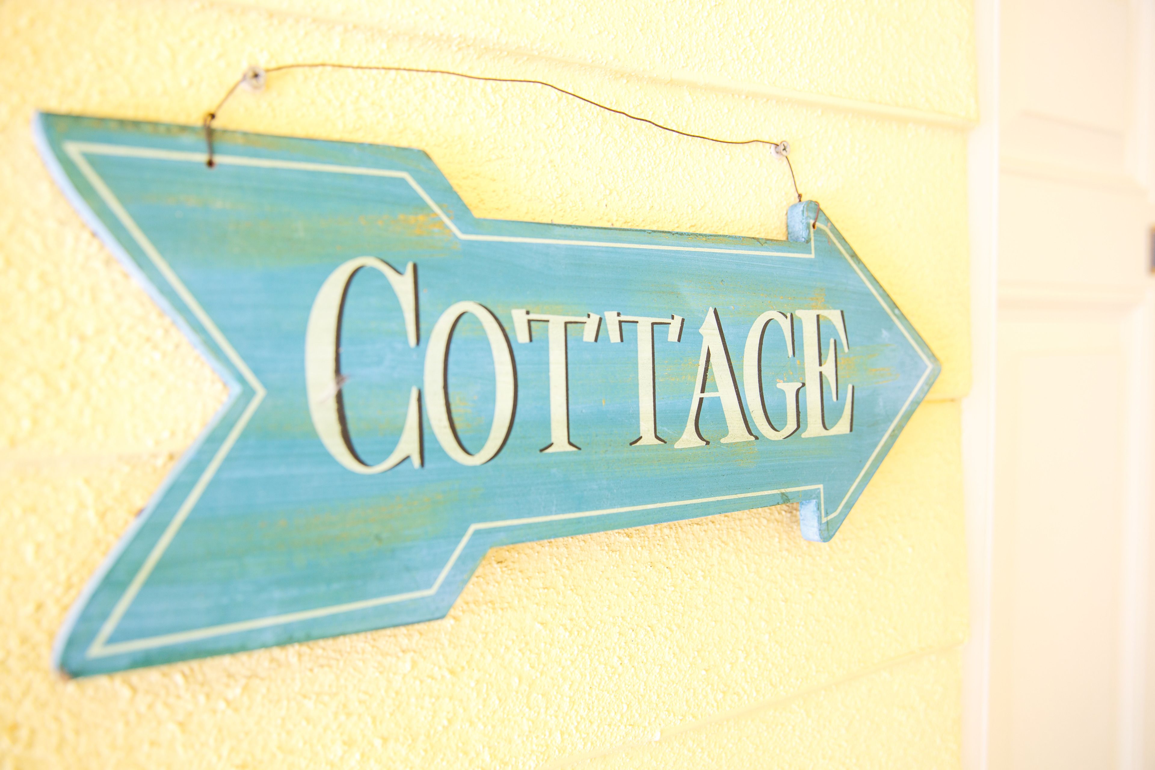 Segnale direzionale con la scritta 'COTTAGE' che indica a destra.