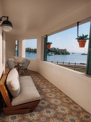 Luxury-Suite, 2 Schlafzimmer, Balkon, Meerblick | Terrasse/Patio