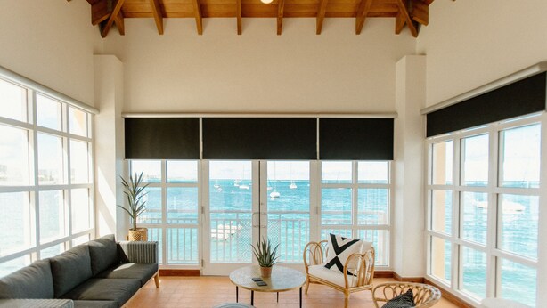 Suite estudio de lujo, 1 cama King size, vista al puerto | Área de sala de estar | Televisión de 55 pulgadas con canales por cable 