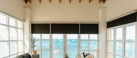 Luxury Studio Suite, 1 Katil Raja (King), Harbour View | Ruang tamu | 55 inci televisyen dengan kabel