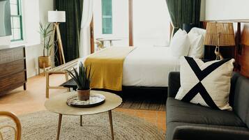 Deluxe-Zimmer, 1 King-Bett, Balkon, Meerblick | Hochwertige Bettwaren, Pillowtop-Betten, individuell dekoriert