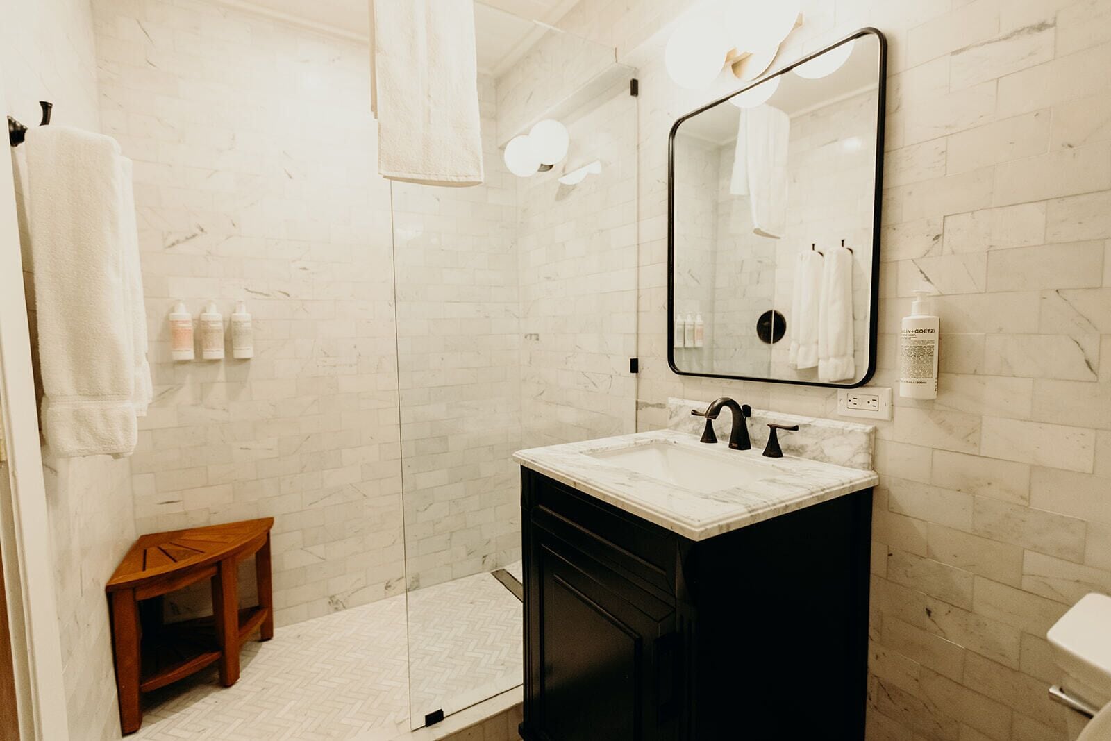 Superior Room, 1 King Bed, Balcony, City View | Bathroom