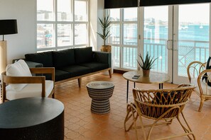 Luxury Studio Suite, 1 King Bed, Harbour View | Living area