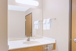 Bañera profunda, artículos de tocador gratuitos, secador de pelo