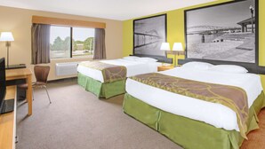 Quarto de hotel com duas camas, uma escrivaninha, uma cadeira e uma janela grande com cortinas.