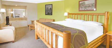 Una habitación de hotel con una cama de madera, una mesita de noche pequeña, una silla, un escritorio y un espejo.