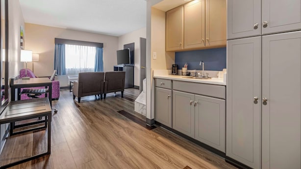 Suite, 1 King Bed with Sofa bed, Non Smoking, Refrigerator & Microwave (with Sofabed) | Premium bedding, pillow-top beds, in-room safe, desk - Best Western Louisville Airport Expo (Louisville)