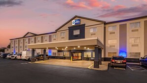 A Best Western hotel with a covered entrance, parking lot, and multiple vehicles parked. - Best Western Louisville Airport Expo (Louisville)