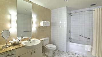 Ein modernes Badezimmer mit Waschbecken, Toilette und Badewanne.
