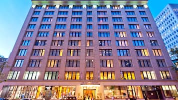 Fassade der Unterkunft – Abend/Nacht