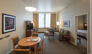 Suite, 1 dormitori | Sala d'estar | Televisor de pantalla plana i pel·lícules de pagament 