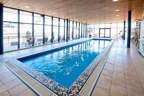 Piscine intérieure, accès possible de 6 h 30 à 22 h, chaises longues