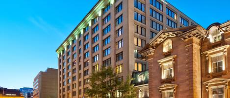 Fachada de la propiedad por la tarde o noche