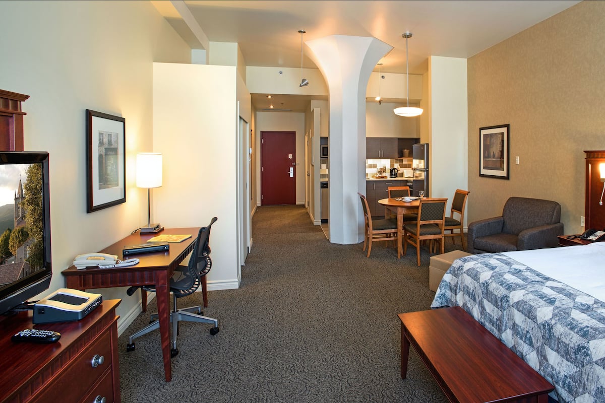 Studio, 1 King Bed | Premium bedding, in-room safe, desk, blackout drapes