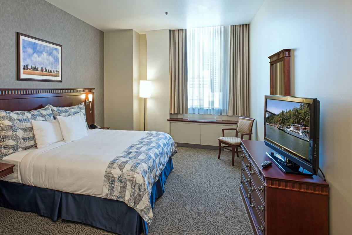 Family Suite | Premium bedding, in-room safe, desk, blackout drapes