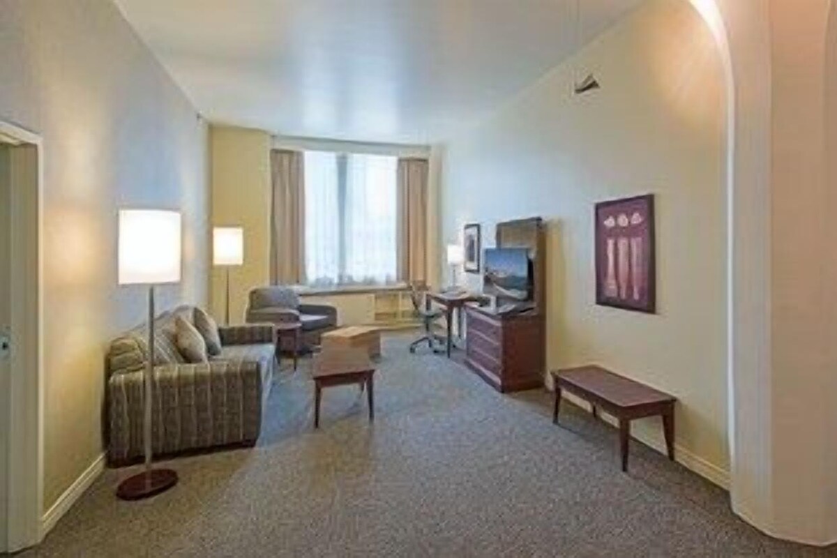 Living area | Flat-screen TV, pay movies