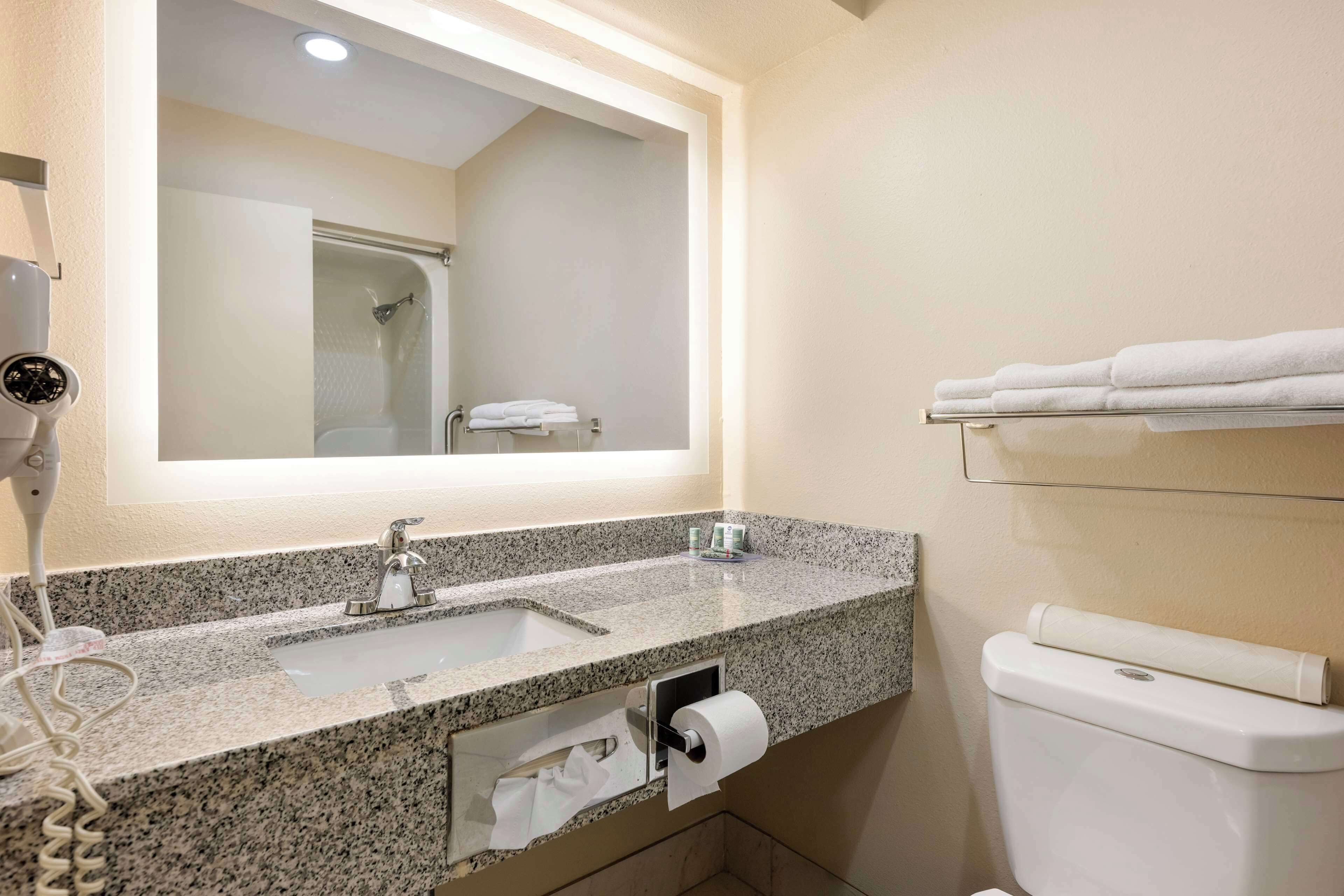 standard room, 1 queen bed, non smoking, refrigerator & microwave | bathroom | combined shower/bathtub, hair dryer, towels, soap