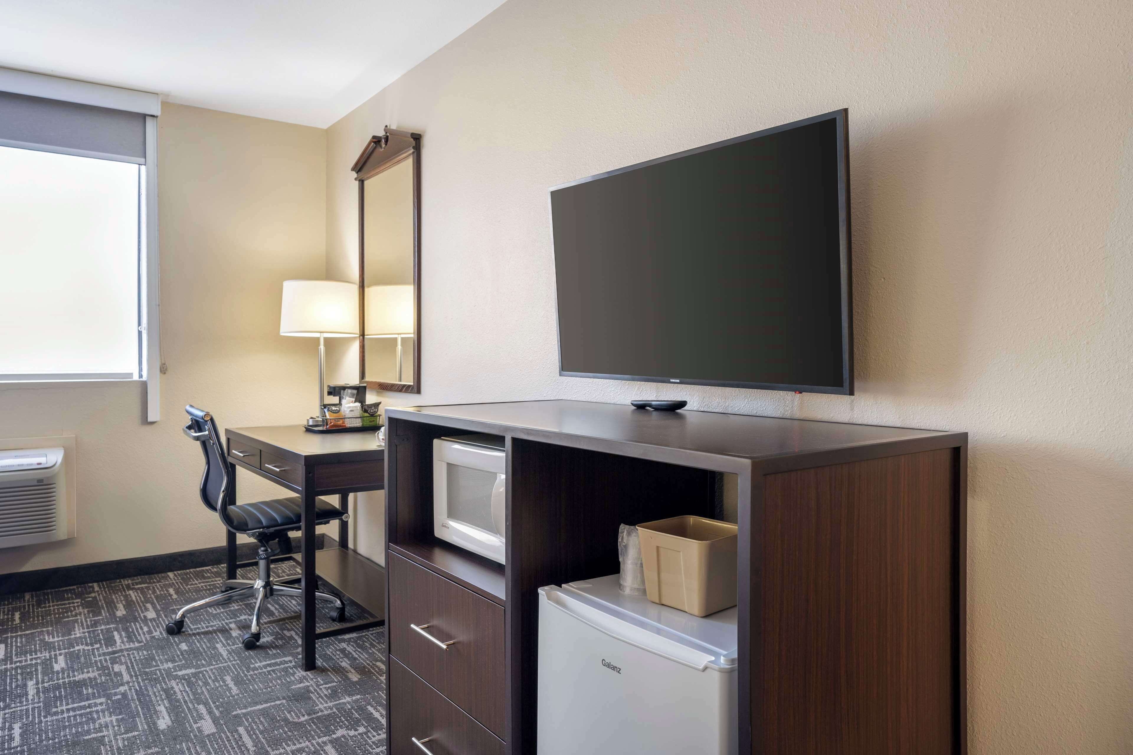 Habitación estándar, 1 cama King size, con acceso para personas discapacitadas, para fumadores | Escritorio y espacio para trabajar con laptop 