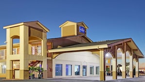 Un hotel con un atrio central, varios balcones y señalización destacada de la marca Baymont.