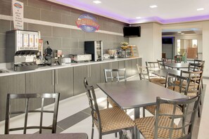 Café da manhã com buffet grátis todos os dias