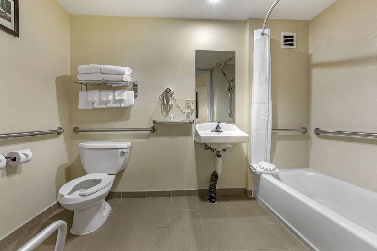 Ein Badezimmer mit Toilette, Waschbecken und Badewanne.