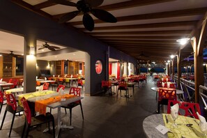 2 restaurants, breakfast, lunch, dinner served; international cuisine 