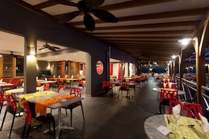 2 restaurants, breakfast, lunch, dinner served; international cuisine