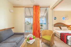 1 dormitorio, escritorio, cortinas opacas