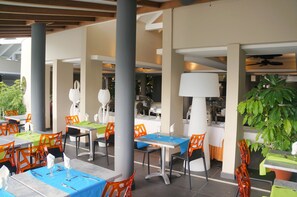 2 restoran, sarapan, makan tengah hari dihidangkan; masakan antarabangsa