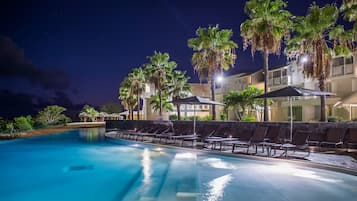 3 piscinas al aire libre, sombrillas, sillones reclinables de piscina