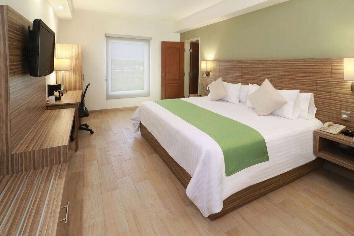 Room, 1 King Bed, Accessible, Non Smoking (Mobility) | Premium bedding, in-room safe, desk, laptop workspace