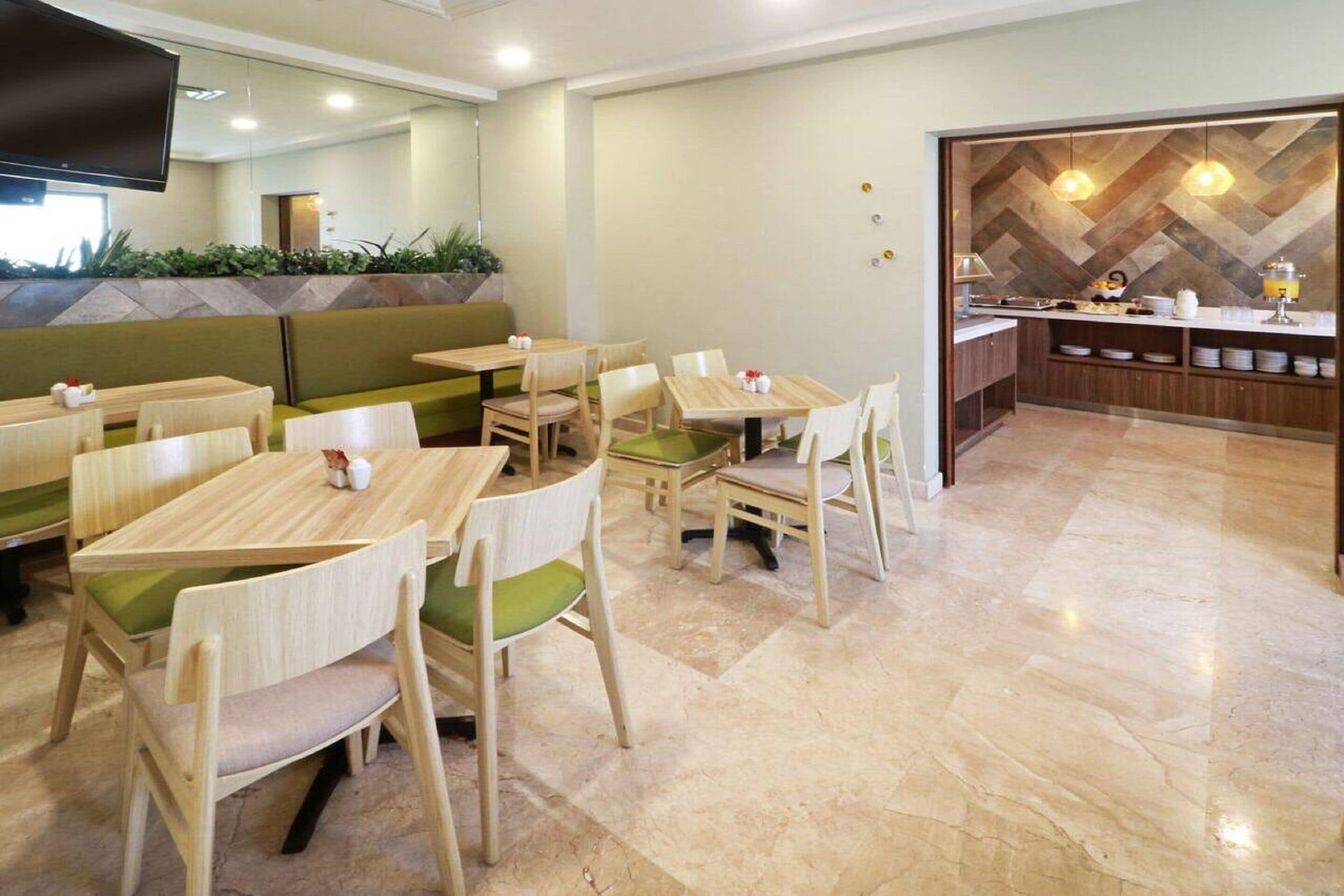 Free daily buffet breakfast