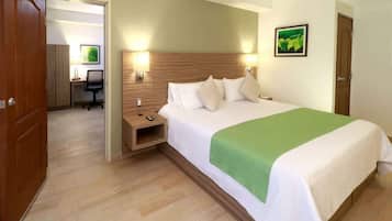 Suite junior, 1 habitación, para no fumadores (1 King Bed) | Ropa de cama de alta calidad y caja de seguridad en la habitación