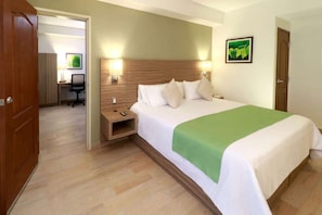 Premium bedding, in-room safe, desk, laptop workspace - Wyndham Garden Monterrey Valle Real (Monterrey)